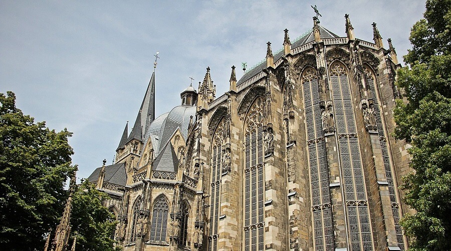 Mittelalterromane Dom Aachen