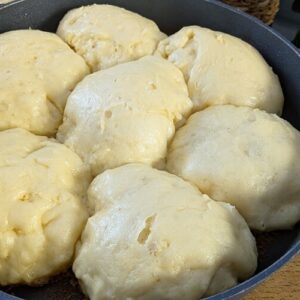 Pfälzer Dampfnudeln mit Weinsoße