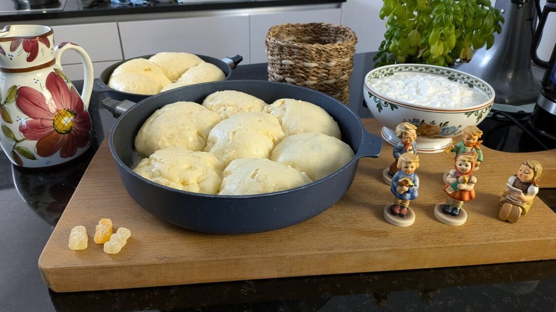 Pfälzer Dampfnudeln mit Weinsoße